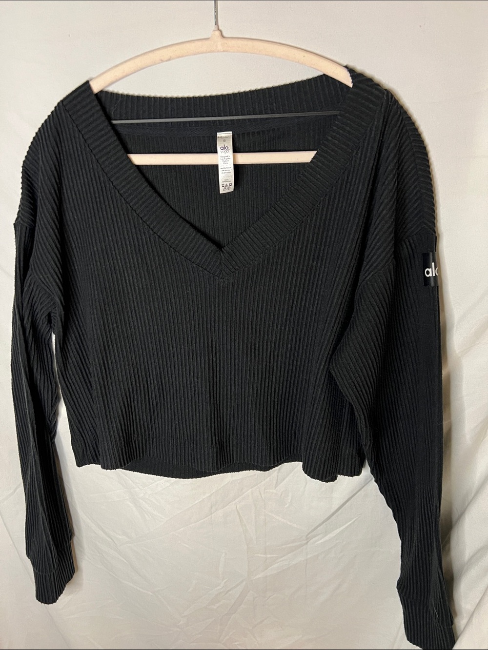 ALO Yoga Black Ribbed V-Neck Cropped Sweatshirt - Picture 3 of 11